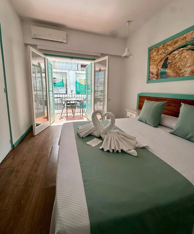 غرفة بسرير مزدوج بشرفة، Hostal Sunset Ibiza 1/10