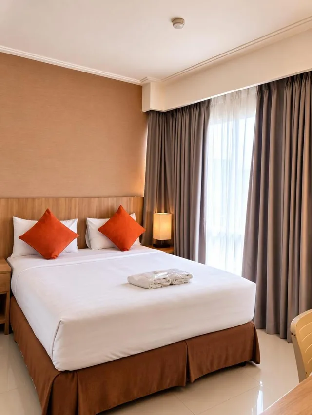 غرفة بزنس ديلوكس بسرير كوين بغرفة نوم واحدة، Grand Tropic Suites Jakarta 1/3