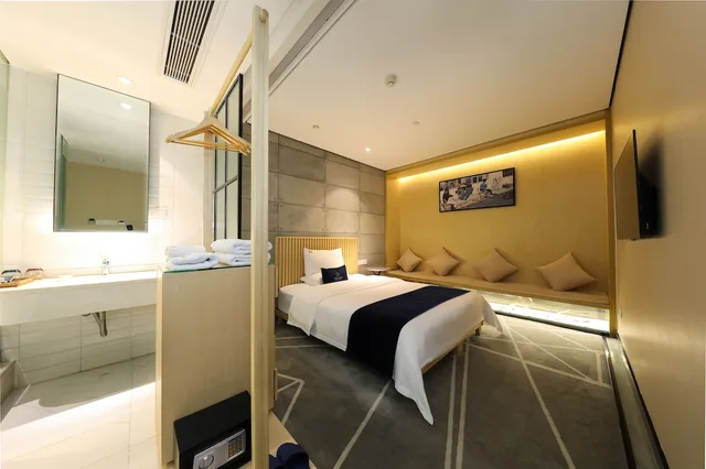 Design, Queen Bed، Arrivee Hotel 4/4