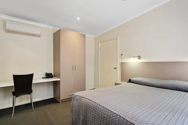 2 Bedrooms, Suite, Apartment, 2 Queen Beds, Sofa, Kitchen، THE VIEW ON HANNANS KALGOORLIE 1/2
