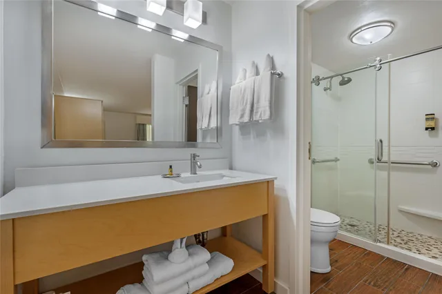 Room, King Bed, Courtyard View, Best Western Plus South Coast Inn 9/9
