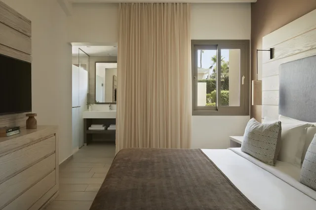 2 Bedrooms, Swim Up, Suite, 2 Queen Beds, Pool View, Sofa, Bungalow Area، Mare Ayia Napa 1/4