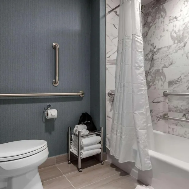 جناح بسريرين كوين مع أريكة لذوي الإعاقة، Cambria Hotel West Orange 1/4
