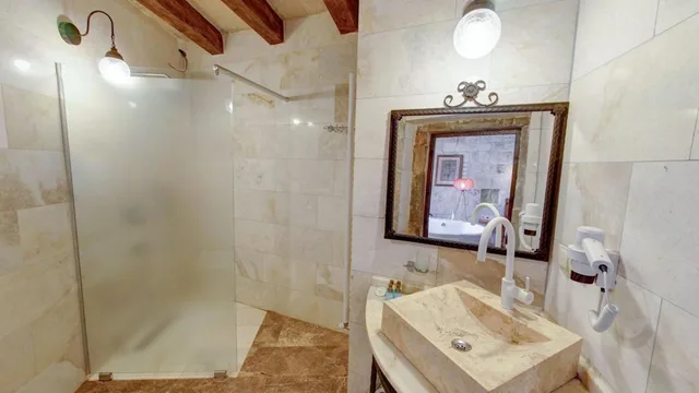 غرفة بسرير كوين بجاكوزي، Dervish Cave House 9/10