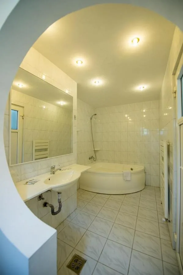 جناح سوبيريور، CABANA TREI BRAZI 2/2
