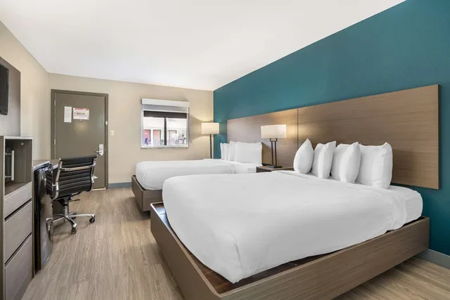 غرفة بسريرين كوين بمنطقة جلوس بمطبخ، Best Western Green Tree Inn 3/4