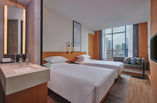 غرفة قياسية بسريرين منفصلين بإطلالة على المدينة، Fairfield by Marriott Chow Kit Kuala Lumpur 1/4