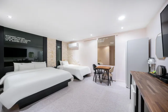 غرفة بريميوم مفردة بسريرين منفصلين، Made Hotel 1/1