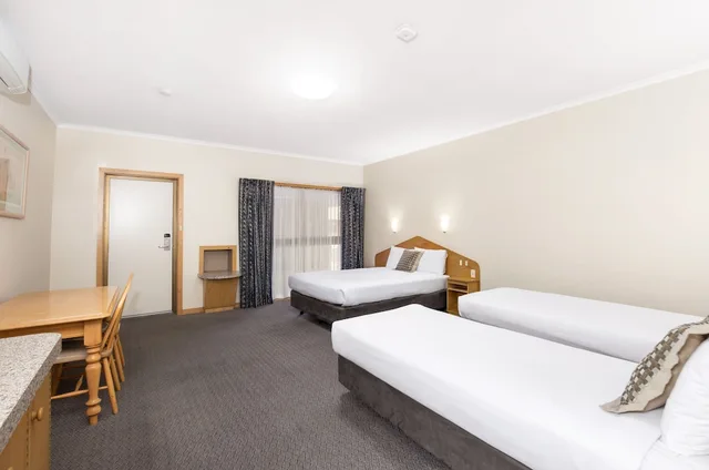 غرفة عائلية بسرير كوين وسريرين منفصلين، Presidential Motel 1/3
