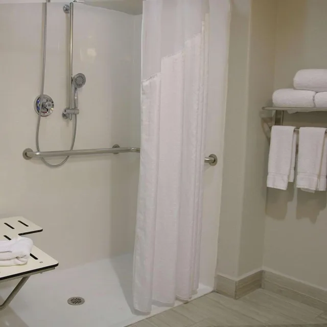 جناح بسرير كينج بجاكوزي لذوي الإعاقة، Comfort Inn & Suites Dallas Medical-Market Center 5/6