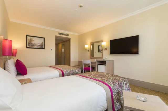 غرفة قياسية بسرير مزدوج وسرير فردي بإطلالة جزئية على البحر، Orange County Belek 4/10