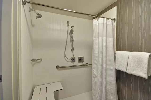 غرفة بسرير كينج لذوي الإعاقة، Courtyard by Marriott Dalton 2/2