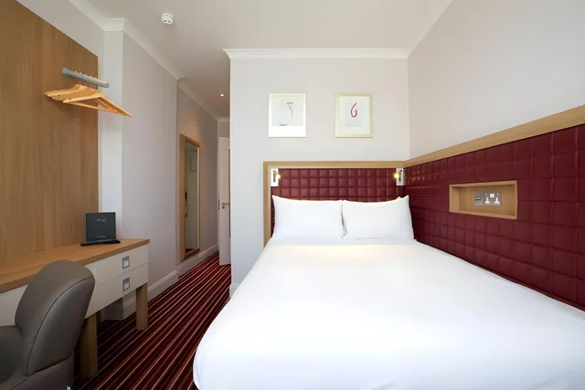 Semi Room, Double Bed، London Croydon Aerodrome Hotel by Sunday 1/2