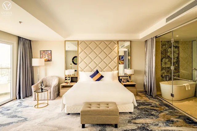 غرفة بريميير فاخرة بسرير كينج بإطلالة على المدينة بشرفة، La Vela Saigon Hotel 3/5