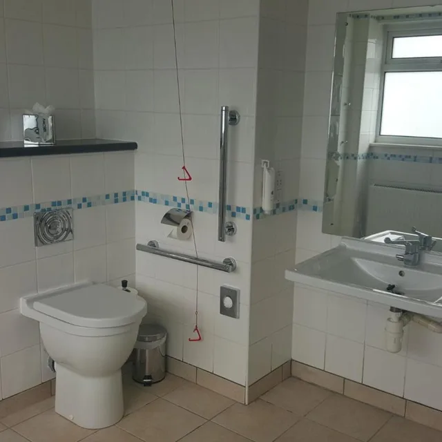 غرفة بسريرين منفصلين لذوي الإعاقة، Holiday Inn Derby Nottingham M1 J25 7/10