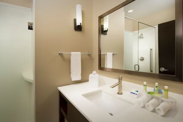 غرفة قياسية بسريرين كوين لذوي الإعاقة، Holiday Inn Express And Suites Waco South 4/5
