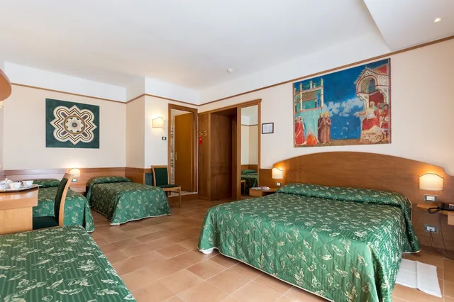 غرفة قياسية رباعية بسرير كوين مع أريكة، Hotel Ristorante La Terrazza 4/8