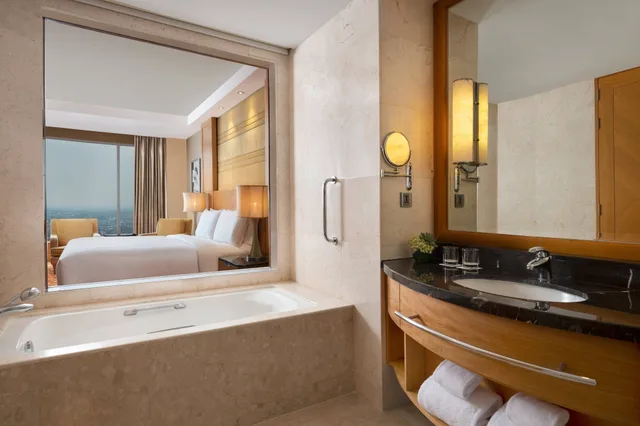 غرفة ديلوكس بسرير كينج بإطلالة على المدينة، Jw Marriott Medan 2/3
