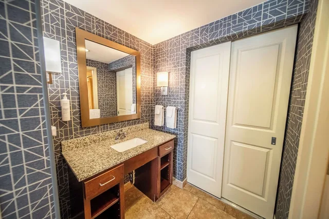 جناح بسرير كينج وسريرين كوين بغرفتي نوم مع أريكة لذوي الإعاقة، Homewood Suites By Hilton Rochester Mayo Clinic Area Saint Marys 5/5