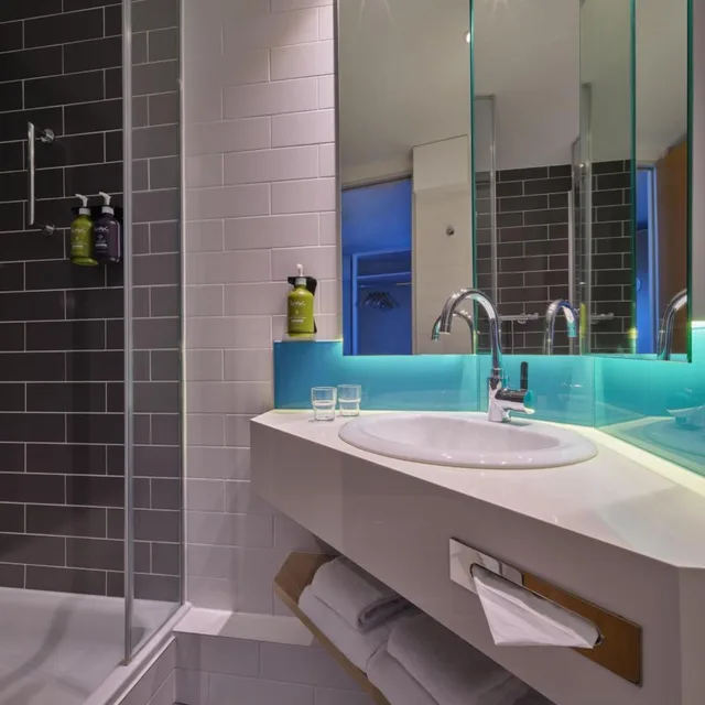 غرفة بسرير مزدوج مع أريكة، Holiday Inn Express Dusseldorf - City North 5/6