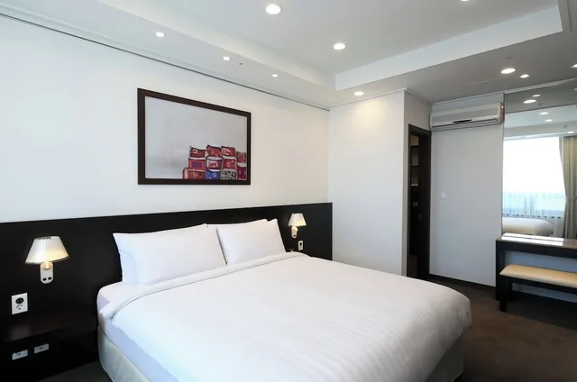 بنتهاوس بسرير كينج وسرير كوين وسريرين منفصلين بإطلالة على المدينة بمطبخ، Orakai Insadong Suites 1/4