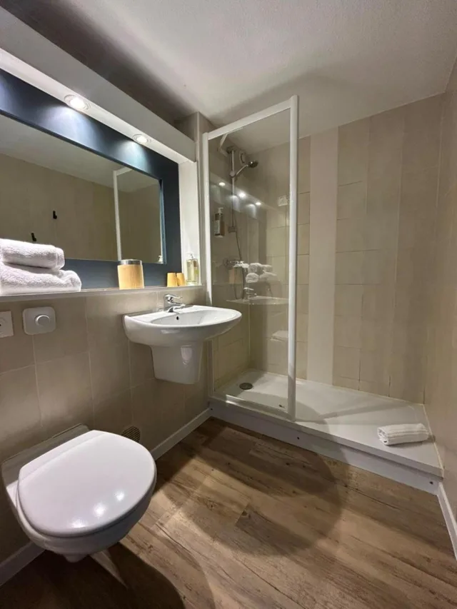Pop, Family, 1 Queen and 3 Single Beds, greet Hotel Belleville en Beaujolais A6 9/10