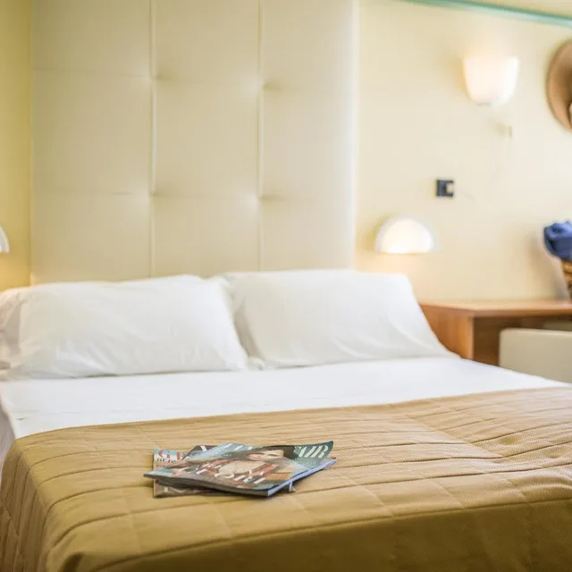 غرفة أساسية بسرير مزدوج بإطلالة جزئية على البحر، Royal Hotel Bibione 3/5
