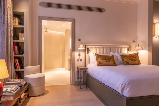 جناح بسرير كوين، Hotel de Montesquieu (ex Hotel Daniel Paris) 3/5