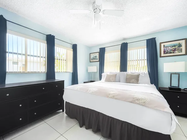 شقة جونيور بسرير كينج مع أريكة، Neptune Oceanfront Rentals 1/3