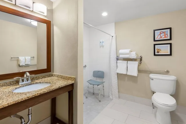 غرفة بسريرين كوين مع أريكة لذوي الإعاقة، Comfort Suites Near Universal Orlando Resort 7/9