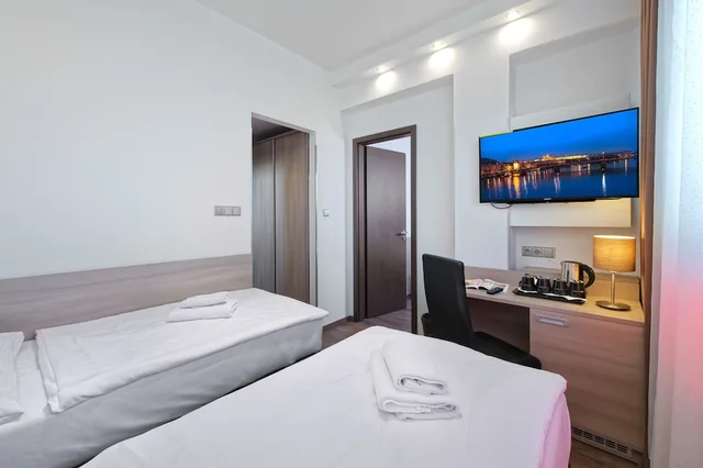 Junior Suite, Queen and Twin Beds, Pool Access, Hotel Aura Design & Garden Pool 1/8