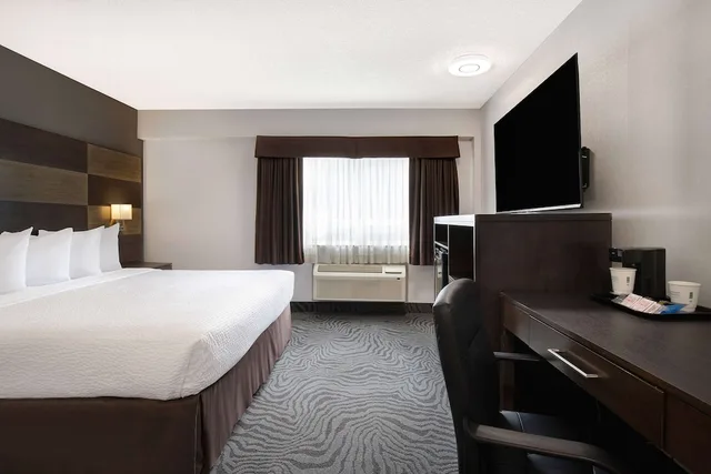 غرفة بسرير كينج، Days Inn by Wyndham Calgary South 2/5