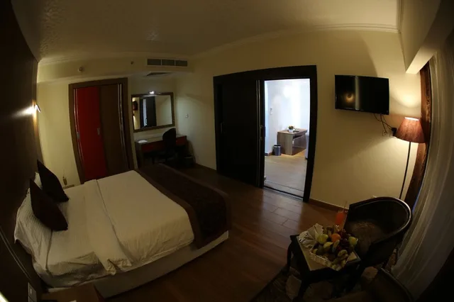 جناح جونيور بسرير كينج بإطلالة على الحديقة بغرفة نوم واحدة، Tolip Inn Maadi 2/3