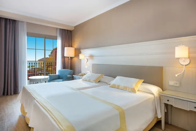 غرفة بسرير كوين بإطلالة على البحر، Iberostar Waves Malaga Playa 2/10