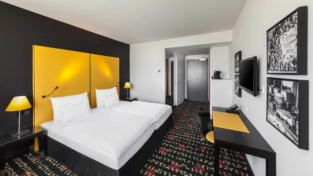 غرفة قياسية بسريرين منفصلين بإطلالة على الحديقة، Holiday Inn Munich - Westpark 2/7