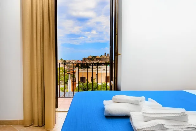 غرفة بسريرين مزدوجين بإطلالة على البحر، Hotel Villa de Pasquale 4/6