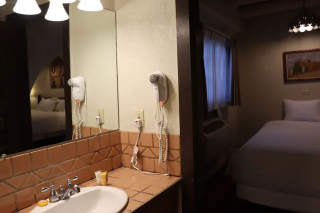 Superior, Queen Bed, Sagebrush Inn Suites 8/8