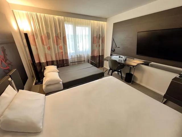 غرفة كلاسيكية بسرير مزدوج وسريرين منفصلين، NOVOTEL LIMOGES LE LAC 4/9