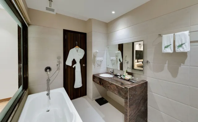 Green, Premium, King Bed، The Fern Residency Udaipur 3/3
