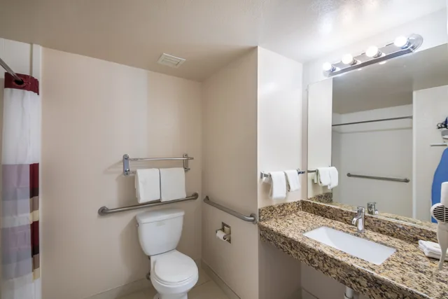 غرفة سوبيريور بسرير كينج لذوي الإعاقة، Red Roof Inn & Suites Austin East - Manor 4/4