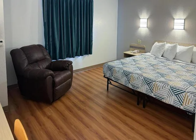 غرفة بسرير كينج لذوي الإعاقة، Motel6 Avoca, IA 1/6