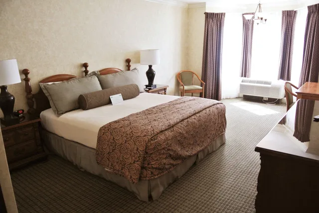 Superior, King Bed, Cow Hollow Inn 2/7