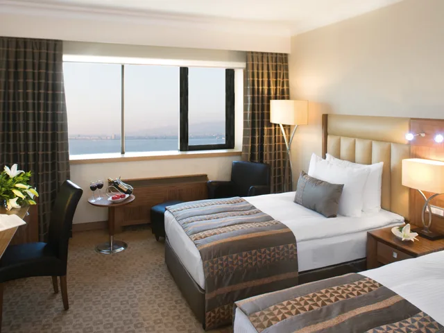 غرفة تنفيذية بسريرين منفصلين، Movenpick Hotel Izmir 1/2