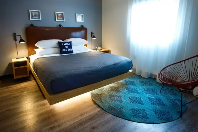 غرفة بسرير كوين بحوض استحمام لذوي الإعاقة، Moxy New Orleans Downtown French Quarter Area 3/6