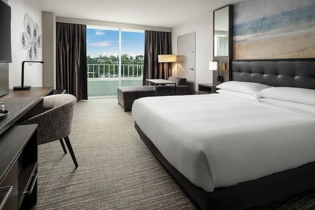 Room, King Bed, Balcony, Accessible, Warner Center Marriott Woodland Hills 1/6