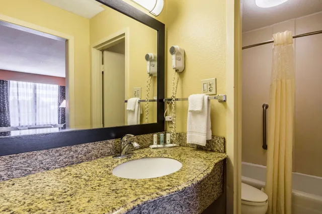 غرفة قياسية بسرير كينج للمدخنين، Quality Inn and Suites Baton Rouge West Port Allen 7/9