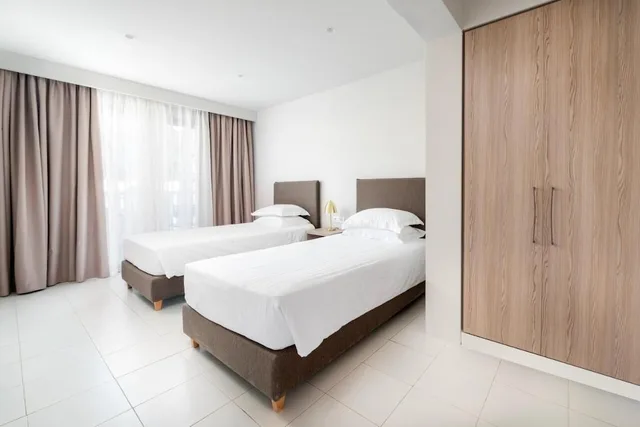 2 Bedrooms, Family, 1 Double and 4 Single Beds، Smaragdi 1/2