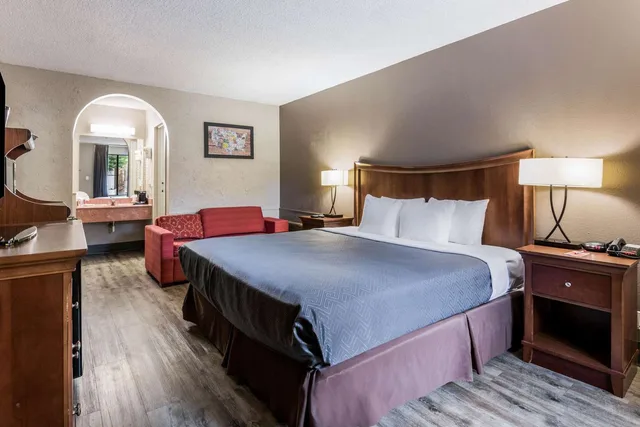 غرفة بسرير كينج، Econo Lodge Gainesville Downtown Area 1/3