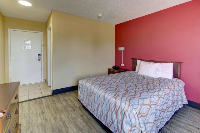 Room, Queen Bed, Smoking, Econo Lodge Town Center 1/6