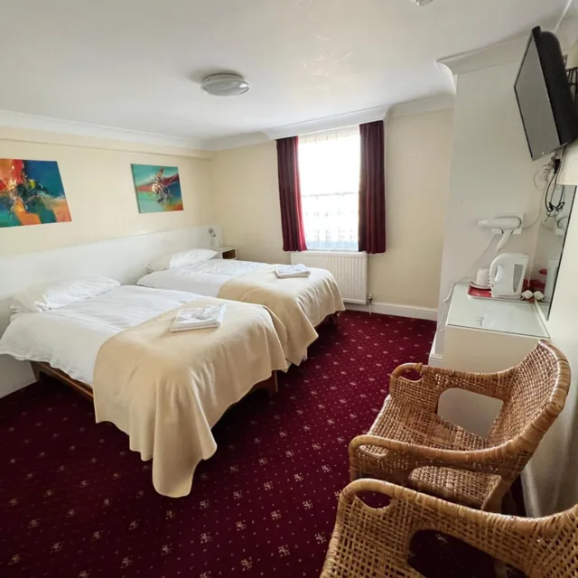 غرفة بسريرين منفصلين بحمام خاص، Melbourne House 7/10